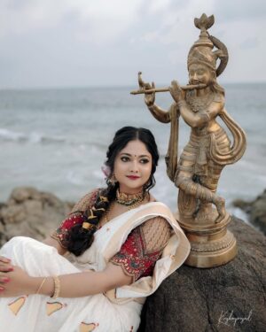 Aishwarya Ramsai Instagram - 🦚ഹൃദയം നിറഞ്ഞ വിഷു ആശംസകൾ🪷🌼🌺🌸

:
Makeup @bheeshma_makeupartist @ladiva_hair_makeup 
Dop: @krishna_prasad_g_s @anto_albert_121 
Saree : @southloom 
Blouse : @krisha_onyourbigday 
Ornaments: @riddhi_rental_jewellery 

:
#happyvishu #aishwaryaramsai #photoshoot #blessed #krishnalove #radheradhe #bekind #staysafe