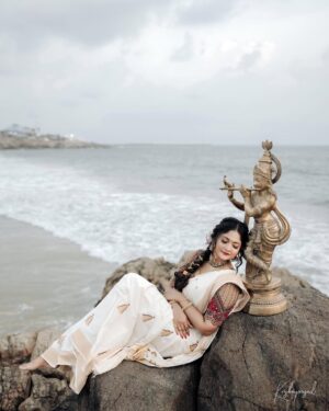 Aishwarya Ramsai Instagram - 🦚ഹൃദയം നിറഞ്ഞ വിഷു ആശംസകൾ🪷🌼🌺🌸

:
Makeup @bheeshma_makeupartist @ladiva_hair_makeup 
Dop: @krishna_prasad_g_s @anto_albert_121 
Saree : @southloom 
Blouse : @krisha_onyourbigday 
Ornaments: @riddhi_rental_jewellery 

:
#happyvishu #aishwaryaramsai #photoshoot #blessed #krishnalove #radheradhe #bekind #staysafe