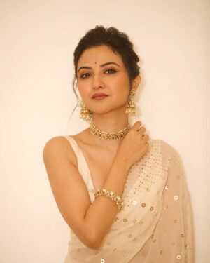 Aishwarya Sen Instagram - A few captures from the @ethnic_boutique61 fashion show 🤍

📸 @arghyas._.photography 

#womensfashion #saree #love #fashionista #show #style #confidence #shoot