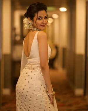 Aishwarya Sen Instagram - A few captures from the @ethnic_boutique61 fashion show 🤍

📸 @arghyas._.photography 

#womensfashion #saree #love #fashionista #show #style #confidence #shoot