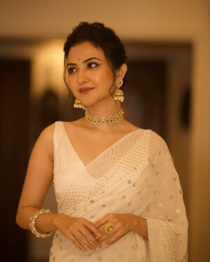 Aishwarya Sen Instagram - A few captures from the @ethnic_boutique61 fashion show 🤍

📸 @arghyas._.photography 

#womensfashion #saree #love #fashionista #show #style #confidence #shoot