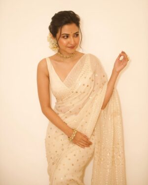 Aishwarya Sen Instagram - A few captures from the @ethnic_boutique61 fashion show 🤍

📸 @arghyas._.photography 

#womensfashion #saree #love #fashionista #show #style #confidence #shoot