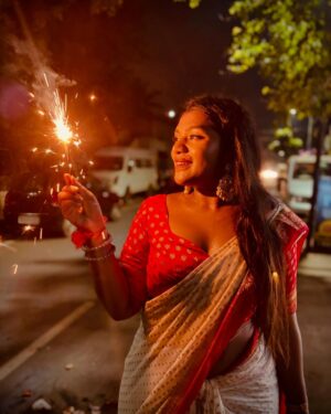 Aishwarya Venka Instagram - Living My Desi Girl Fantasy 🪷🪔

#happydiwali 

#newpost #saree #elegant #love #peace #trending #diwali #whitesaree #deepavali #🖤