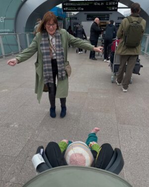 Aisling Bea Instagram - 🇮🇪♥️Between this and International Women’s day,  I’m absolutely wrecked. Happy Mother’s Day to my brilliant Mammy & to all that did, tried, didn’t, were, are, had, lost & have & to everyone who uses it as an excuse to jump the queue at airports. I don’t condone it, but I admire the hustle. 
Brought my lil spud back to Ireland for the first time to have her roll around in the soil, immerse her in her culture & get that immune system full of grass, dogs, horses & garage meal deals.