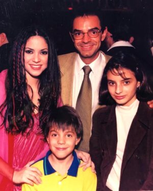 Aislinn Derbez Instagram - Y nos volvimos a encontrar 25 años después 🥰
Me acuerdo que a esa edad los primeros CDs de @shakira eran mis tesoros mas preciados😍
Qué nostalgia, emoción y diversión vivimos antier! 

Por cierto a poco no @ederbez y @shakira se ven más jovenes y guapos hoy que hace 25 años?🔥🔥