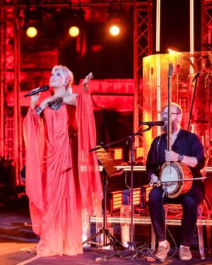 Ajda Pekkan Instagram - Efes Antik Kenti, asırlık yorgunluğuna rağmen bize harika bir ev sahipliği yaptın , çok özel bir atmosferde binlerce fedakar sevenimle hep beraber devasa bir koroya dönüştük ,harika bir hatıra oldu hepimiz için … İyi ki varsınız, sizleri çok seviyorum ❤️

@cizgimevent @haluk_senturk 
@_efes_antik_kenti_ 
@qbyhairfabric 
@rifatyuzuak 
@burcusedefofficial 
📸 @srhtavc7  Teşekkürler…