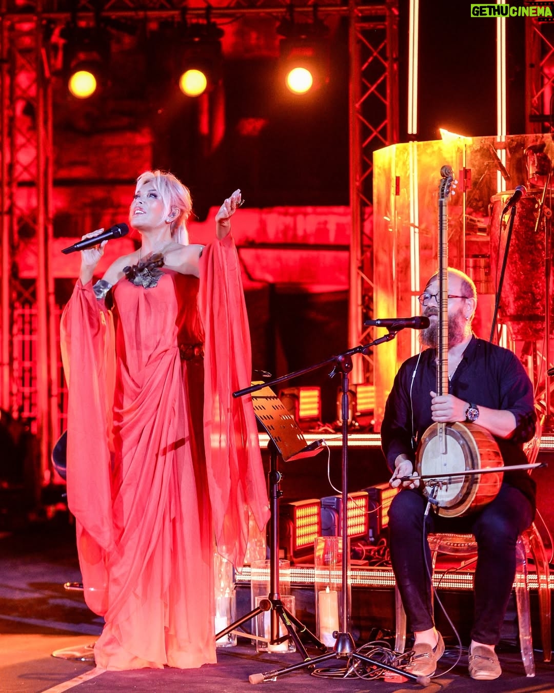 Ajda Pekkan - 23.2K Likes - Efes Antik Kenti, asırlık yorgunluğuna rağmen bize harika bir ev sahipliği yaptın , çok özel bir atmosferde binlerce fedakar sevenimle hep beraber devasa bir koroya dönüştük ,harika bir hatıra oldu hepimiz için … İyi ki varsınız, sizleri çok seviyorum ❤️
@cizgimevent @haluk_senturk
@_efes_antik_kenti_
@qbyhairfabric
@rifatyuzuak
@burcusedefofficial
📸 @srhtavc7 Teşekkürler…