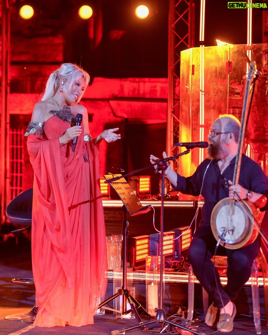Ajda Pekkan - 23.2K Likes - Efes Antik Kenti, asırlık yorgunluğuna rağmen bize harika bir ev sahipliği yaptın , çok özel bir atmosferde binlerce fedakar sevenimle hep beraber devasa bir koroya dönüştük ,harika bir hatıra oldu hepimiz için … İyi ki varsınız, sizleri çok seviyorum ❤️
@cizgimevent @haluk_senturk
@_efes_antik_kenti_
@qbyhairfabric
@rifatyuzuak
@burcusedefofficial
📸 @srhtavc7 Teşekkürler…