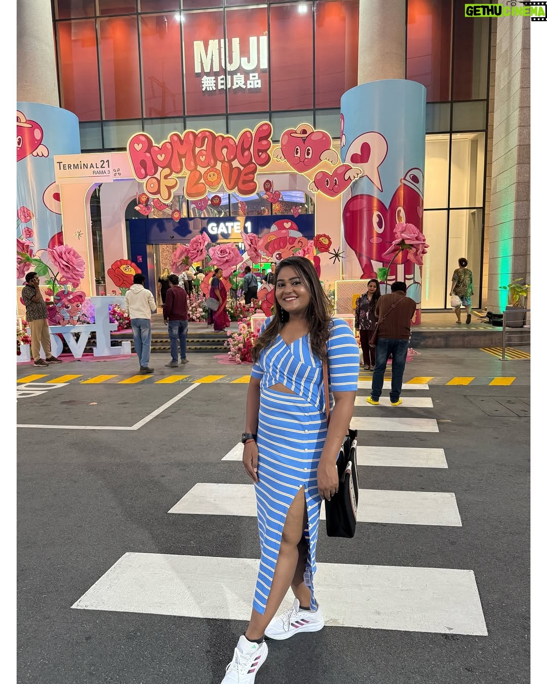 Akalya Venkatesan - 3.9K Likes - 💙
#thailand