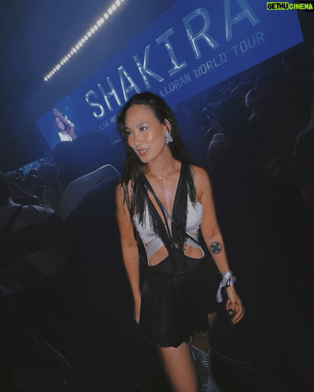 Akemi Nakamura - 1.1K Likes - Ir al concierto de shaki shaki……Que seria de la vida sin amigas que te devuelven el alma y que puedes ser tu 100%
Creo que empiezo a entender…….