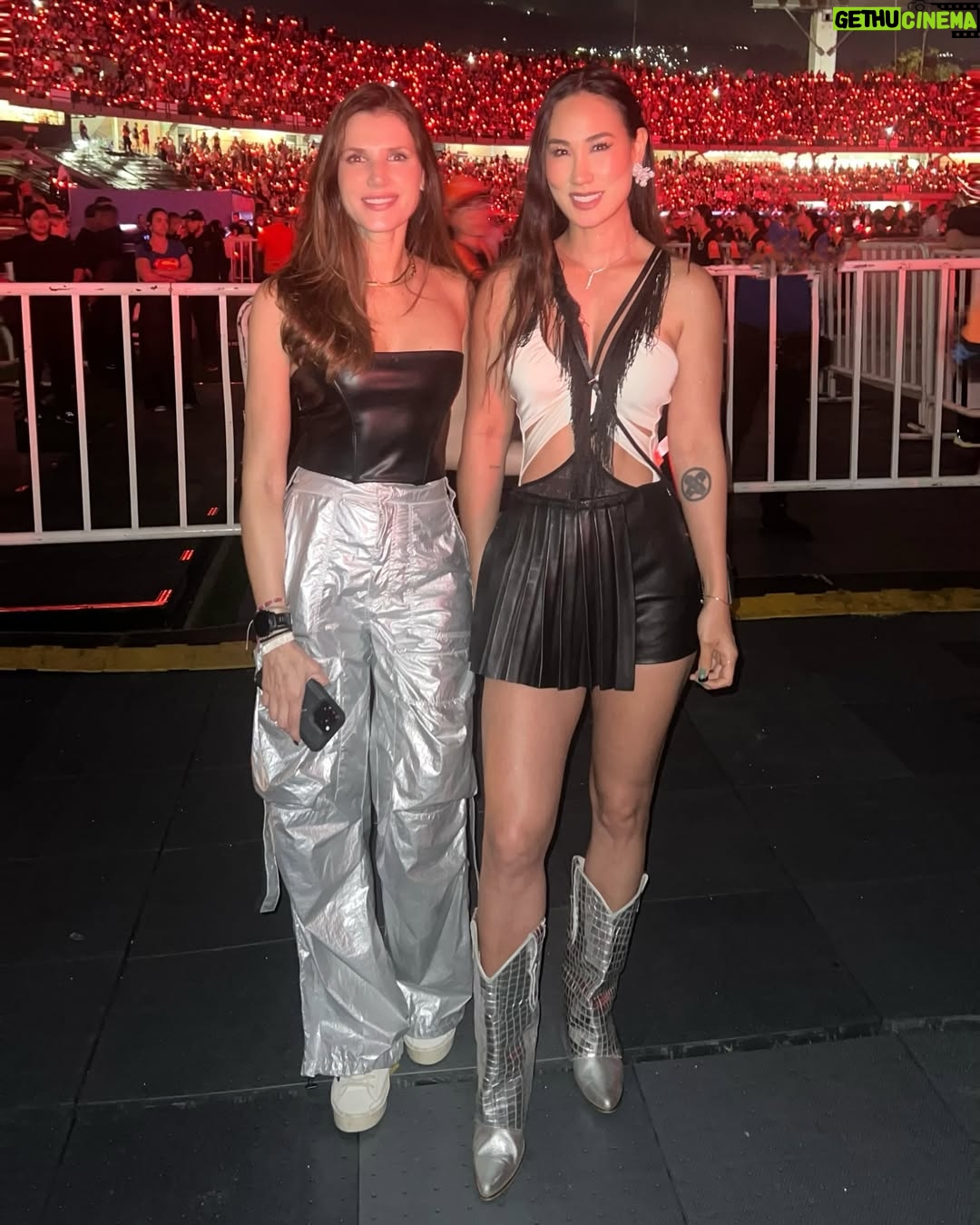 Akemi Nakamura - 1.1K Likes - Ir al concierto de shaki shaki……Que seria de la vida sin amigas que te devuelven el alma y que puedes ser tu 100%
Creo que empiezo a entender…….