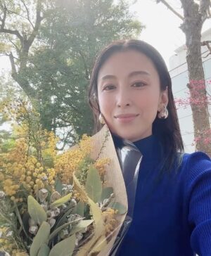 Akiko Hinagata Instagram - 今日は結婚記念日でした
旦那さんから私の好きなミモザの花束をもらって
気になっていたお店のピザを食べて
旦那さんの優しさを改めて感じる1日でした😊
花束はといたらスワッグになると言う優れものでした✨
#結婚記念日
#ミモザ
#スワッグ