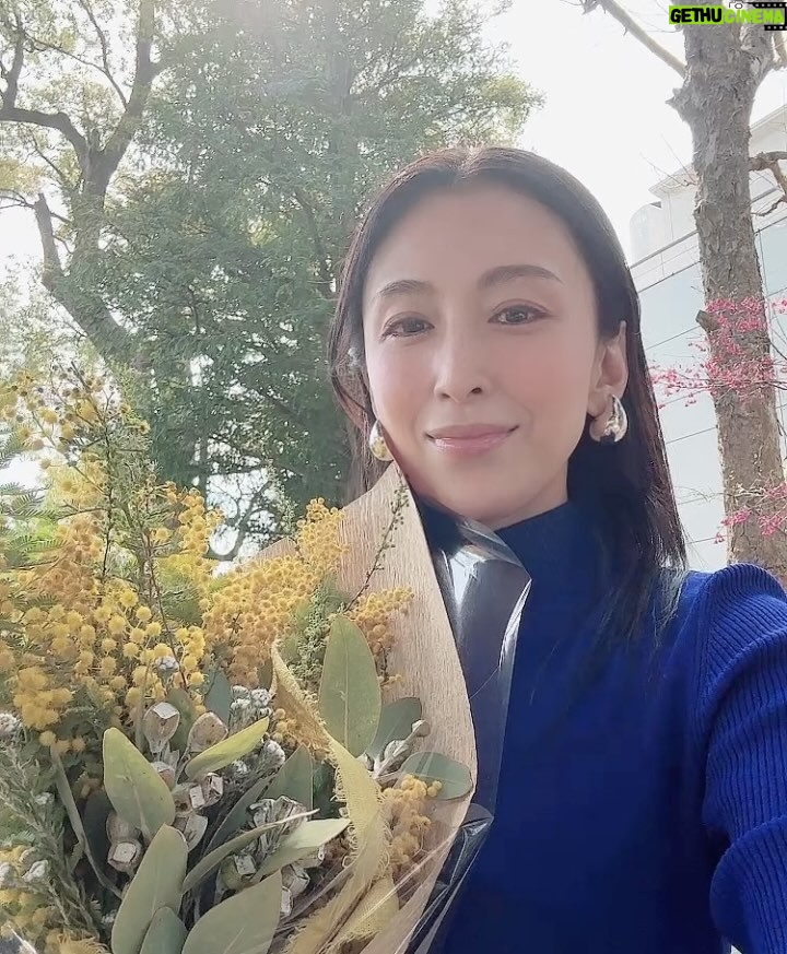 Akiko Hinagata - 7.1K Likes - 今日は結婚記念日でした
旦那さんから私の好きなミモザの花束をもらって
気になっていたお店のピザを食べて
旦那さんの優しさを改めて感じる1日でした😊
花束はといたらスワッグになると言う優れものでした✨
#結婚記念日
#ミモザ
#スワッグ