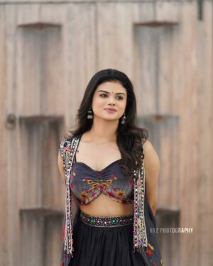 Akshitha Ashok Instagram - 🖤🤌🏻

Costume @oldstorytradinguae
📷 @vr2photography