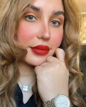 Alaa Hussein Instagram - شلونكم نهار سعيد يارب 
منو خلص امتحانات و منو رح يبدي استعداد ، كل خطواتكم نجاح بإذن الله🌸💖🙏🏻