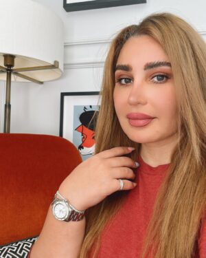 Alaa Hussein Instagram - شلونكم اصدقائي ، شلون تتعاملون ويه واحد يحجي عليكم علناً ومن يحتاج احد سند يجي بس عليكم؟؟!!🤔