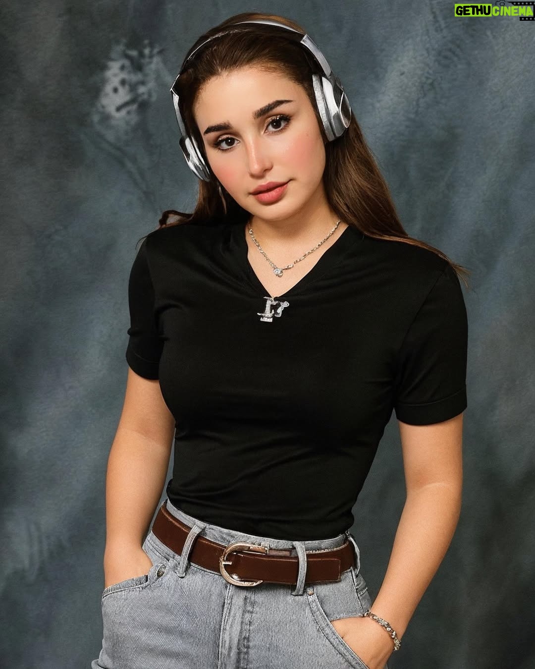 Alaa Hussein - 97.9K Likes - يا صورة احلى من ١-١٠ التطبيق يستخدم وجهك على صور مرحلة التسعينات ، يطلعك اجنبي😜😂🥰 وين بعد يودينا الذكاء الاصطناعي
اسم البرنامج epik. رح انشرلكم رابط بالستوري مالته
#yearbookchallenge