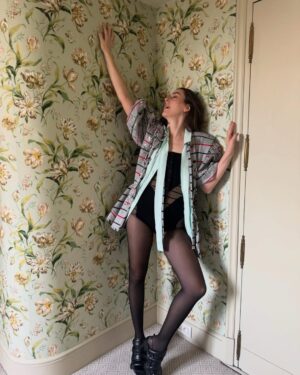 Alana Haim Instagram - relationships is out and i feel hot!!