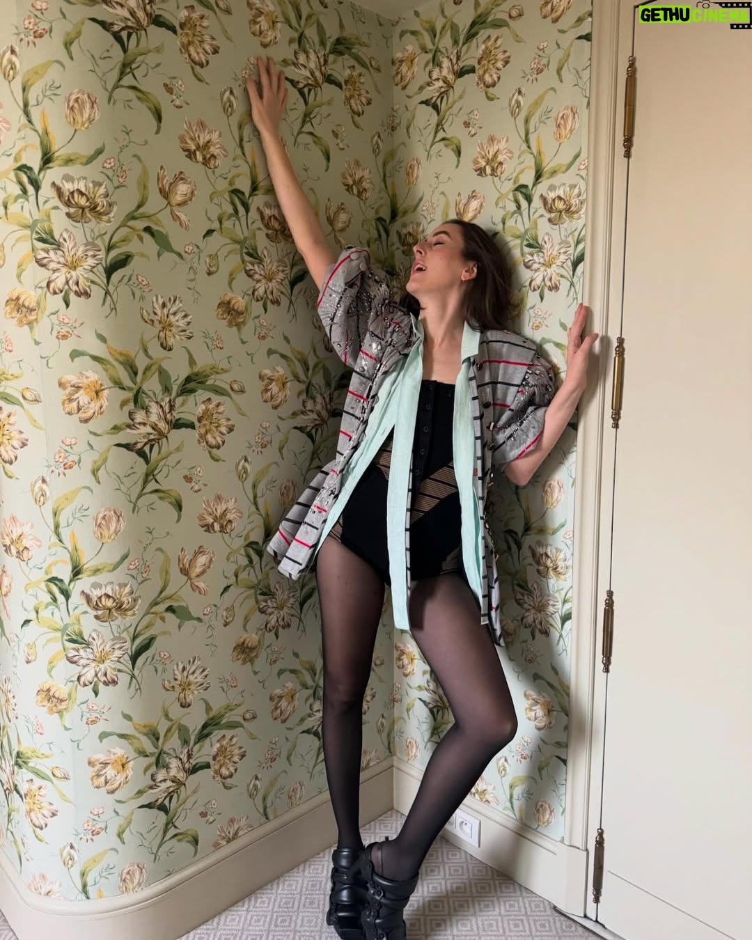 Alana Haim - 33.1K Likes - relationships is out and i feel hot!!