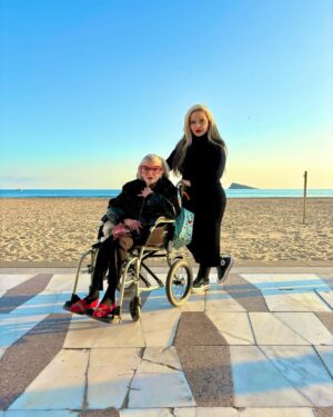 Alaska Instagram - Vuelta a la realidad después de unos días de vacaciones en Benidorm con mamá. Gracias @pedro.munster @mariovaquerizooficial @ramsix por la compañía y la ayuda.
¡VIVA BENIDORM!