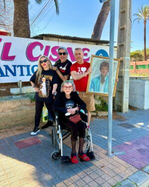 Alaska Instagram - Vuelta a la realidad después de unos días de vacaciones en Benidorm con mamá. Gracias @pedro.munster @mariovaquerizooficial @ramsix por la compañía y la ayuda.
¡VIVA BENIDORM!