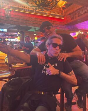 Alaska Instagram - Vuelta a la realidad después de unos días de vacaciones en Benidorm con mamá. Gracias @pedro.munster @mariovaquerizooficial @ramsix por la compañía y la ayuda.
¡VIVA BENIDORM!