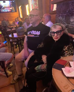Alaska Instagram - Vuelta a la realidad después de unos días de vacaciones en Benidorm con mamá. Gracias @pedro.munster @mariovaquerizooficial @ramsix por la compañía y la ayuda.
¡VIVA BENIDORM!