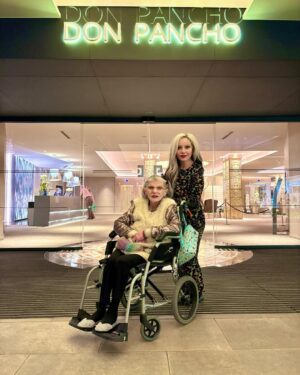 Alaska Instagram - Vuelta a la realidad después de unos días de vacaciones en Benidorm con mamá. Gracias @pedro.munster @mariovaquerizooficial @ramsix por la compañía y la ayuda.
¡VIVA BENIDORM!