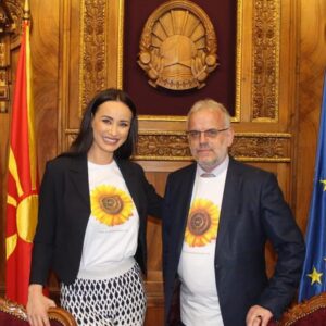Albana Osmani Instagram - Ne kete dite historike Kryeminister i Maqedonise eshte nje Shqiptar trim dhe i mençur si Talat Xhaferi @talatxhaferi 
Urime Z.Kryeminster ! 
Zemra po me gezon !!! 

Edhe pse qeveri teknike, serish sot ne kete  dite u shenua historia per here te pare . Maqedonia ka patur perballjet e saj , si cdo vend fundja , nje prej ketyre sfidave ishte racismi qe  mbetej nje problem per tu kapercyer mes paleve . Kur isha me Fushaten @you_are_a_sunflower pala Maqedone ishin pak skeptik qe nje Fondacion jo fitim prures qe vjen nga Shqiperia , po ndihmonte ne menyre konkrete Spitalin Shteteror pa dallim etnik ,dhe  pa interes . Nuk do te harroj kurre diten e ceremonise se vendosjes  se Pajisjeve ne Onkohematologji atje , se si Shqiptaret qe ishin pjese e bluzave te bardha fshinin lotet qe iu rridhnin nga krenaria  e nje vepre humanitare qe u krye me nder e me zemer te bardhe . 

Pergjithmone mirenjohese Z.Talat qe na tha mireserdhet tek ne dhe shihni si jane njerezit e ketyre trojeve ne te vertete. Dhe ashtu sipas atyre fjaleve kjo Fushate u mbyll ne kohe rekord me shpejt se ne cdo shtet .

Do permend edhe Lalip Bushin , Sali Limani , Vjollca Bajrami ,Agron Sallmani dhe ekipin e Luledielli te gjithe ,  qe ishin pune zemre per  nje kontributi te madh . 

Talat Xhaferi sot e ne vazhdim do te thote - Progres …. !!!!