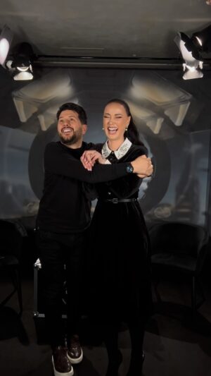 Albana Osmani Instagram - Ndiqni sonte @ermalmamaqiofficial ne Oren 21:00 @albanaosmanishow Premiere ne Tv Online , ne kanalin Albana Osmani ne YouTube. Nje Episod i 3-te perplot me art , dashuri per njerezit dhe shume te qeshura. 

Emocionet e medha dhe Premiera e @2gishtmjalt dhe suksesi qe po korr menjehere duke mbushur sallat e kinemave, ne Shqiperi dhe Europe & USA .

Sa i kushtonte nje kafe @elvanagjataaaa gjate xhirimeve dhe si @ermalmamaqiofficial bente smoth-in magjik mengjes per mengjes “ ta binde “ per skenarin 🤣 ne fakt nga dashuria per te . 

Shume per te shijuar sonte !!!

Ndiqeni bashke me familjen,  perpara televizoreve -smart 📲 💻 🌎 qe mbani ne duar , ose ne big screen lidhuni live ne kanalin Albana Osmani ne YouTube sonte ne Oren 21:00 me @albanaosmanishow dhe na ndiqni nga kudo ne te gjithe boten ! 

Studio ishte kaq elektrizuese si ne nje space ship 🛸 te vertete por qe hers heres harronim qe ishim ne ajer dhe mendonim se elektriciteti ishte , plot vizitore xhinde 🤣🤣🤣🤣
#albanaosmanishow #ermalmamaqi #albanaosmani