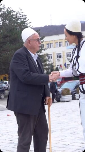 Albana Osmani Instagram - Dy Krasniqe, një nga Malësia e Gjakovës dhe tjetri nga pjesa e madhe e tokës së Gjakovës.
Ky ishte një nga momentet më të rralla gjatë realizimit të dokumentarit “K’cimi i Tropojës në UNESCO”, të cilin mund ta gjeni në kanalin tim në YouTube, #TVOnline. Linku është i aksesueshëm në krye të faqes këtu në Instagram.

Ky takim rastësor me këtë zotëri të nderuar më la një ndjenjë të veçantë. Fillimisht mendova se ishte një nga të moçmit e mençur të zonës që do të më tregonte për kërcimin. Por ajo që përjetova ishte më shumë se kaq: një përballje e rrallë brezash, trashëgimënish dhe historie.

Unë jam larguar herët që fëmijë nga vendlindja, fillimisht për studimet në art e më pas për një karrierë intensive në media. Vizitat e mia verore atje , gjithmonë më linin pa fjalë për bukurinë e natyrës, por ky takim ishte ndryshe. Takova një njeri që mbartte në zemër historinë e një populli që s’ka njohur asnjëherë dorëzim, Gjakova Kosova. Dhe ne të dy flisnim të njejtin dialekt  dhe njihnim te njëjtën këngë vatani.

Biseda jonë shkoi deri te vargjet e trimërisë të zonës, si të kishim përgatitur një skenar më parë. 

Babai im më ka treguar për Gegysenin dhe Krasniqen e Malësisë, luftëtarë të zotë që luftuan kundër pushtimit serb. 

Kujtova historinë tragjike të fshatit Gegysen, kur pushtuesit serbë vranë të gjithë burrat e djemtë. Por shpresa nuk u shua kurrë. Në barkun e nënave kishte djem të rinj, dhe kështu vendi jetoi përsëri.

“Mali do të bëhet hi e hiri do të bëhet mal.”
Ne jemi dhe do të mbetemi aty, sepse jemi shqiptarë 🇦🇱🩸.
#albanaosmaniproduction #albanaosmani #kcimiitropojesneunesco