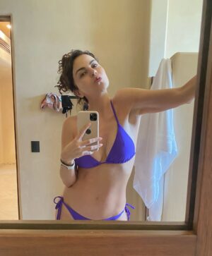 Alejandra Ambrosi Instagram - 🌊 Mar, sal, y casi cero señal… justo lo que me recetó el alma.✨

Les mando muchos respiros y suspiros 🌬️

#playa #vacaciones #loqueimportaesvivir