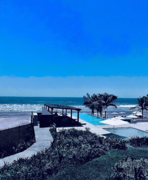 Alejandra Ambrosi Instagram - 🌊 Mar, sal, y casi cero señal… justo lo que me recetó el alma.✨

Les mando muchos respiros y suspiros 🌬️

#playa #vacaciones #loqueimportaesvivir