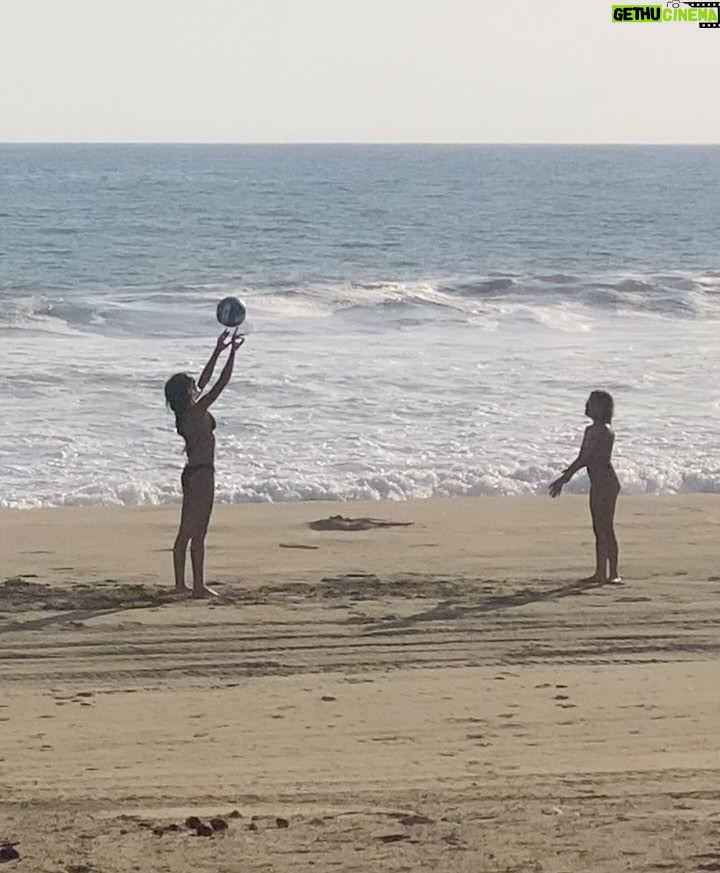 Alejandra Ambrosi - 1.9K Likes - 🌊 Mar, sal, y casi cero señal… justo lo que me recetó el alma.✨
Les mando muchos respiros y suspiros 🌬️
#playa #vacaciones #loqueimportaesvivir