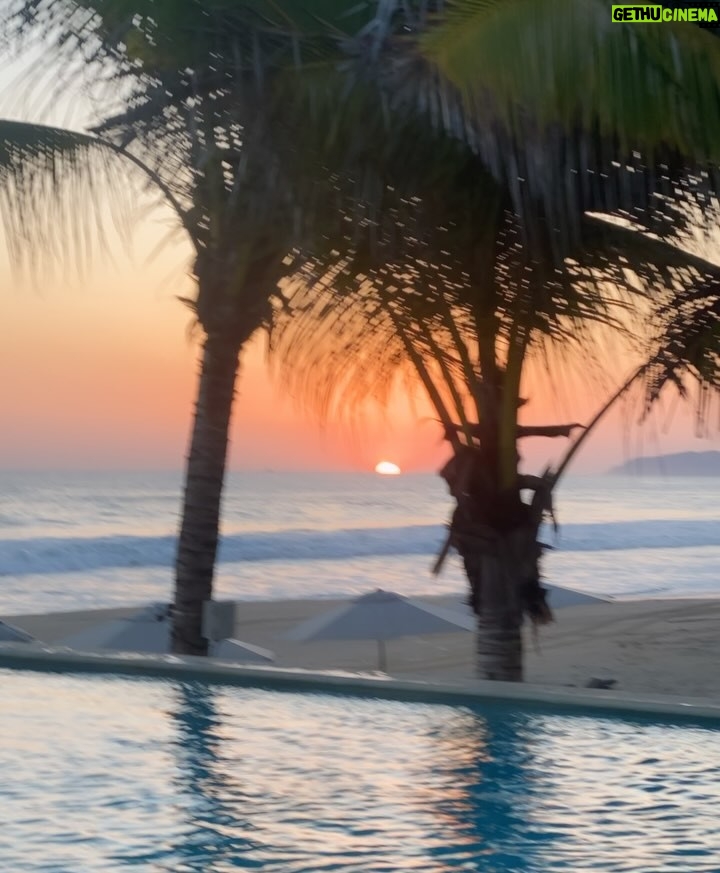Alejandra Ambrosi - 1.9K Likes - 🌊 Mar, sal, y casi cero señal… justo lo que me recetó el alma.✨
Les mando muchos respiros y suspiros 🌬️
#playa #vacaciones #loqueimportaesvivir