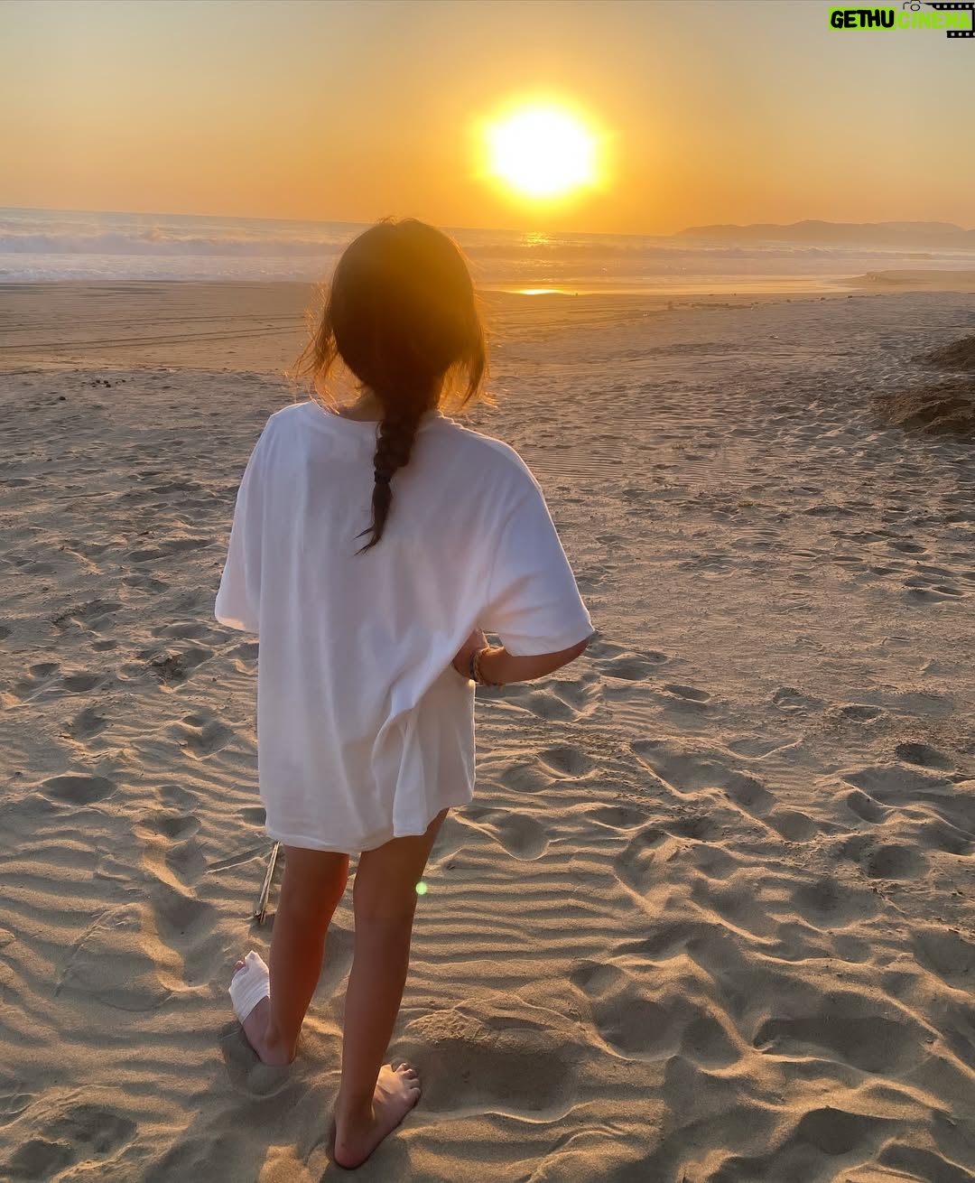 Alejandra Ambrosi - 1.9K Likes - 🌊 Mar, sal, y casi cero señal… justo lo que me recetó el alma.✨
Les mando muchos respiros y suspiros 🌬️
#playa #vacaciones #loqueimportaesvivir