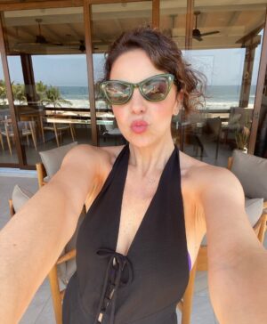 Alejandra Ambrosi Instagram - 🌊 Mar, sal, y casi cero señal… justo lo que me recetó el alma.✨

Les mando muchos respiros y suspiros 🌬️

#playa #vacaciones #loqueimportaesvivir