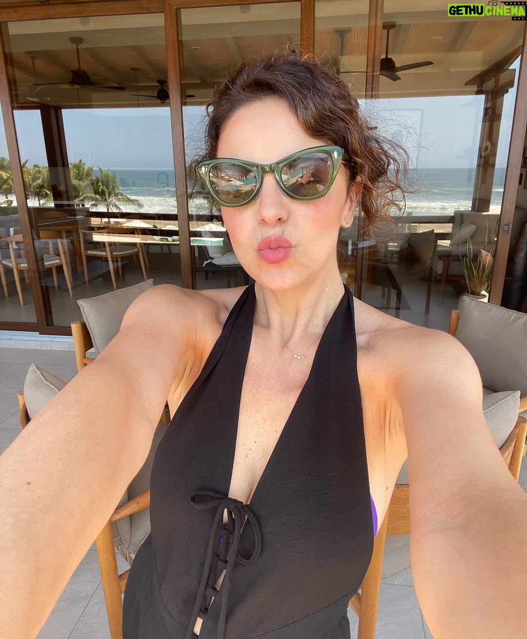 Alejandra Ambrosi - 1.9K Likes - 🌊 Mar, sal, y casi cero señal… justo lo que me recetó el alma.✨
Les mando muchos respiros y suspiros 🌬️
#playa #vacaciones #loqueimportaesvivir