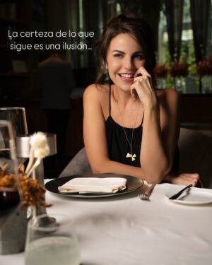 Alejandra Ambrosi Instagram - ✨ Brindando por el cambio, por el movimiento… y por las cosas que no vemos venir pero llegan con todo.
¡Salud! 🥂🙌
Siempre hay un motivo para celebrar…

Desliza ➡️ siente el mood,
y cuéntame: ¿qué celebras hoy? Te leo. 🤩

#brindo #loqueimportaesvivir #liveaqua #certezaincerta #moodfluye #cdmx #lugarescdmx