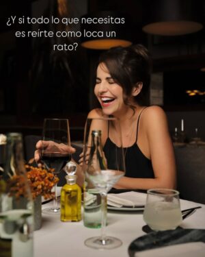 Alejandra Ambrosi Instagram - ✨ Brindando por el cambio, por el movimiento… y por las cosas que no vemos venir pero llegan con todo.
¡Salud! 🥂🙌
Siempre hay un motivo para celebrar…

Desliza ➡️ siente el mood,
y cuéntame: ¿qué celebras hoy? Te leo. 🤩

#brindo #loqueimportaesvivir #liveaqua #certezaincerta #moodfluye #cdmx #lugarescdmx