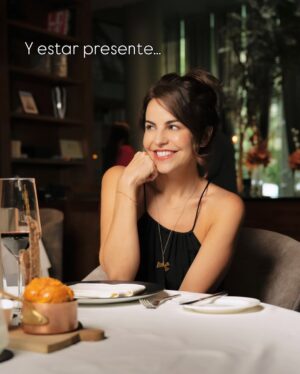 Alejandra Ambrosi Instagram - ✨ Brindando por el cambio, por el movimiento… y por las cosas que no vemos venir pero llegan con todo.
¡Salud! 🥂🙌
Siempre hay un motivo para celebrar…

Desliza ➡️ siente el mood,
y cuéntame: ¿qué celebras hoy? Te leo. 🤩

#brindo #loqueimportaesvivir #liveaqua #certezaincerta #moodfluye #cdmx #lugarescdmx