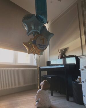 Aleksandra Saveleva Instagram - Мы тебя так ждали наш дорогой Леончик! И вот уже 6 лет слезы на глаза наворачиваются какого классного парня мы родили! 
Ты невероятно умный, добрый,честный, веселый и просто хороший человек- возможно тебе будет немного сложно с этими качествами по жизни, потому-что к сожалению мир жесток и в нем нет справедливости. И поэтому я желаю тебе сохранить эти качества и приобрести гибкость и стабильную самооценку. 

Мы с папой стараемся быть примером для тебя каждый день, мы не воспитываем тебя-мы воспитываем себя для тебя♥️ 
Будь счастлив! А мы всегда рядом!