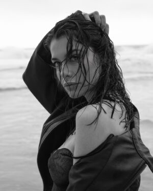 Alinne Moraes Instagram - Direção de fotografia @tatobelline  Figurino @hectoralan_ 
Produção @2tbfilms 
#2tbfilms🤍