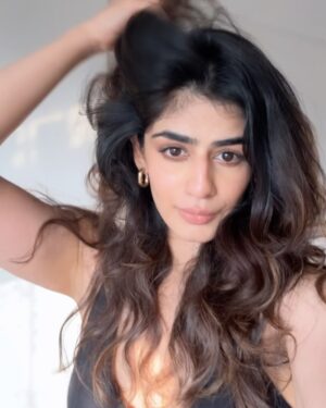 Alisha Chopra Instagram - Selfies from 08/04/2025 🪞

Don’t ask why I clicked a million selfies, juuuuuuustttt because.

#selfie #mood #moodypost #explore #explorepage #coffee #hair #eyes #look #workout #happy