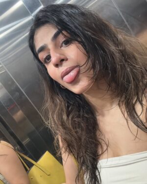 Alisha Chopra Instagram - Selfies from 08/04/2025 🪞

Don’t ask why I clicked a million selfies, juuuuuuustttt because.

#selfie #mood #moodypost #explore #explorepage #coffee #hair #eyes #look #workout #happy