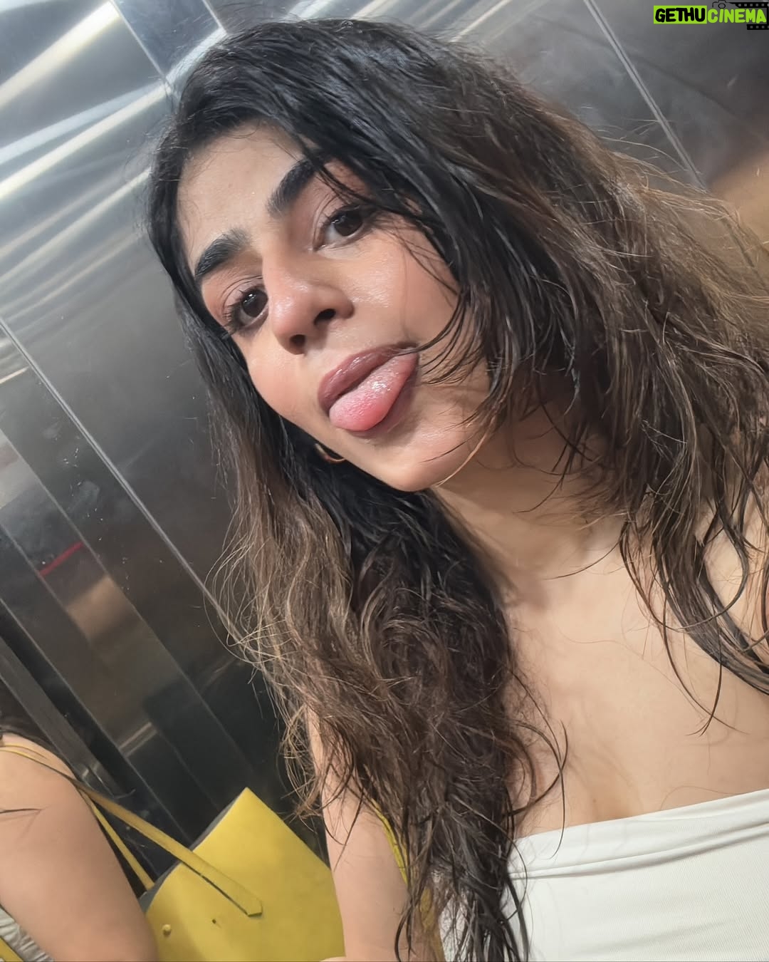 Alisha Chopra - 6K Likes - Selfies from 08/04/2025 🪞
Don’t ask why I clicked a million selfies, juuuuuuustttt because.
#selfie #mood #moodypost #explore #explorepage #coffee #hair #eyes #look #workout #happy