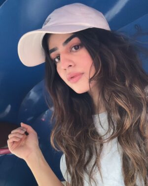 Alisha Chopra Instagram - Selfies from 08/04/2025 🪞

Don’t ask why I clicked a million selfies, juuuuuuustttt because.

#selfie #mood #moodypost #explore #explorepage #coffee #hair #eyes #look #workout #happy