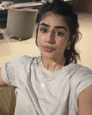 Alisha Chopra Instagram - Selfies from 08/04/2025 🪞

Don’t ask why I clicked a million selfies, juuuuuuustttt because.

#selfie #mood #moodypost #explore #explorepage #coffee #hair #eyes #look #workout #happy