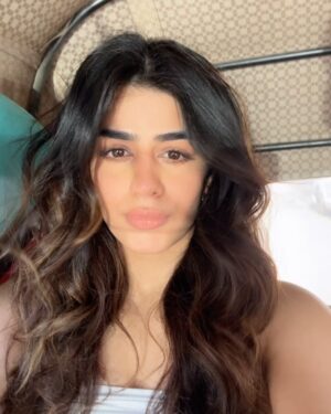 Alisha Chopra Instagram - Selfies from 08/04/2025 🪞

Don’t ask why I clicked a million selfies, juuuuuuustttt because.

#selfie #mood #moodypost #explore #explorepage #coffee #hair #eyes #look #workout #happy