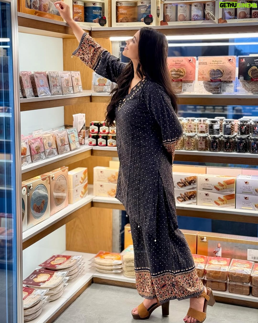Alisha Parveen - 56.2K Likes - Bakeries, yes we all love🧁🍩
Wearing - @vanika_fashion